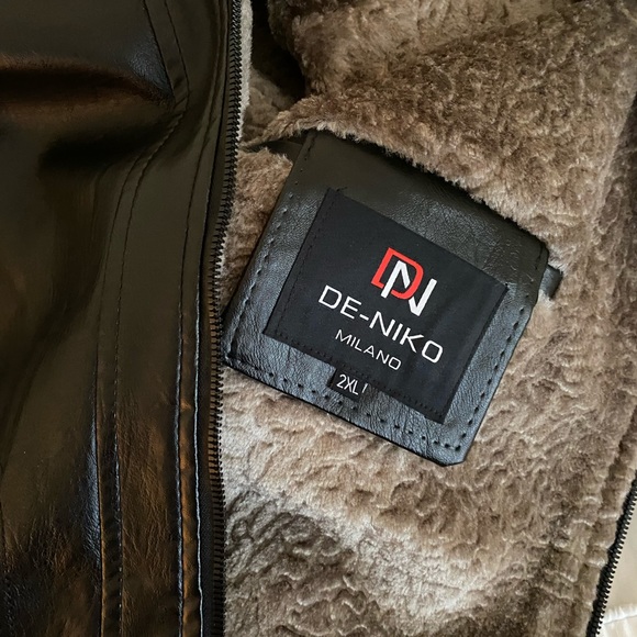 Vegan Leather jacket in black. Men’s jacket fits like an XL 🤥runs small!! - Picture 5 of 7